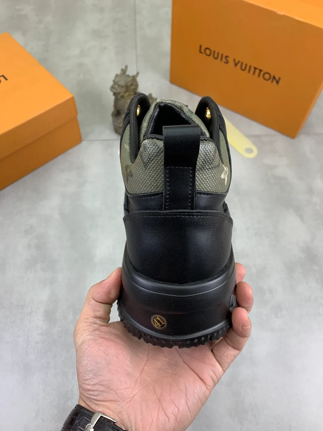 Men's men's shoes 💰P440 new style 💶【LOUIS VUITTON) new high top🍀LV Louis Vuitton *—— LV classic high top trendy shoes! Made of imported original soft calfskin, water-dyed pigskin lining. Original wear-resistant rubber outsole! High quality products! Code number: 38-44 Color: 2️⃣colors available